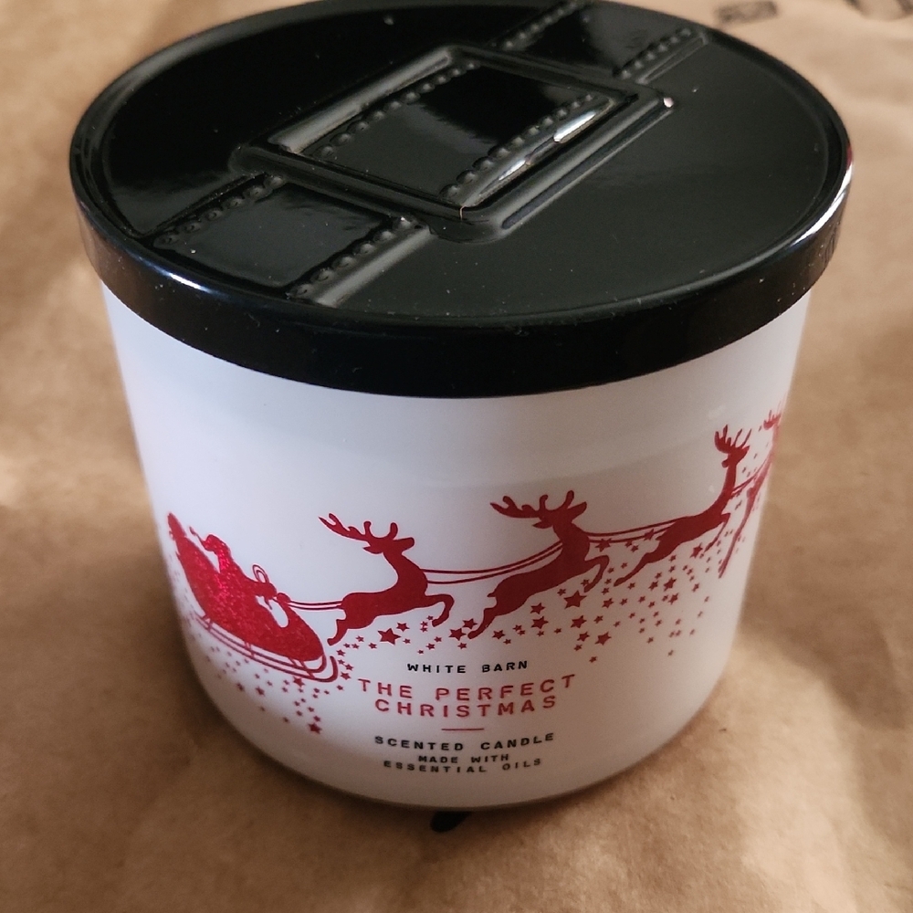 White Barn The Perfect Christmas Candle - Red and White